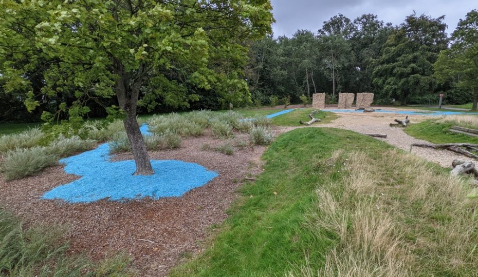 Blaue Ökocolor Holzschnitzel auf dem Naturerfahrungsraum in Mönchengladbach